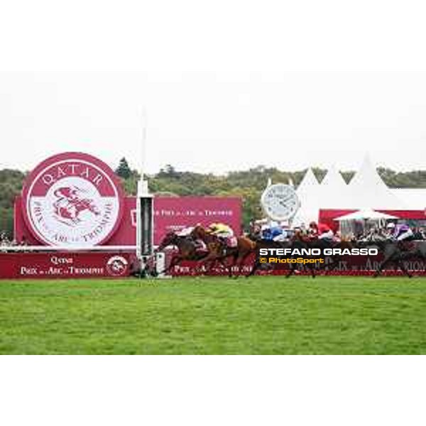 07.10.2018, Paris, FRA, FRANKREICH - Enable with Frankie Dettori up wins the Prix de l\'Arc de Triomphe at Paris Longchamp racecourse. 181007D802Longchamp.JPG [Copyright (c) Frank Sorge, Fotograf, Tel. 0049(0)3078705340, Mobil: 0049(0)178 788 5678, Fax: 0049(0)30 78705341, web: www.galoppfoto.de, e-mail: info@galoppfoto.de, Bankverbindung: BIC: BELADEBEXXX, IBAN: DE10 100500000620159286 - NO MODEL RELEASE - bei Verwendung des Fotos ausserhalb journalistischer Zwecke bitte Ruecksprache halten - Foto ist honorarpflichtig!]
