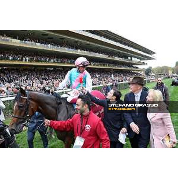 07.10.2018, Paris, FRA, FRANKREICH - Enable with Frankie Dettori up wins the Prix de l\'Arc de Triomphe at Paris Longchamp racecourse. 181007D802Longchamp.JPG [Copyright (c) Frank Sorge, Fotograf, Tel. 0049(0)3078705340, Mobil: 0049(0)178 788 5678, Fax: 0049(0)30 78705341, web: www.galoppfoto.de, e-mail: info@galoppfoto.de, Bankverbindung: BIC: BELADEBEXXX, IBAN: DE10 100500000620159286 - NO MODEL RELEASE - bei Verwendung des Fotos ausserhalb journalistischer Zwecke bitte Ruecksprache halten - Foto ist honorarpflichtig!]