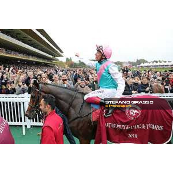 07.10.2018, Paris, FRA, FRANKREICH - Enable with Frankie Dettori up wins the Prix de l\'Arc de Triomphe at Paris Longchamp racecourse. 181007D802Longchamp.JPG [Copyright (c) Frank Sorge, Fotograf, Tel. 0049(0)3078705340, Mobil: 0049(0)178 788 5678, Fax: 0049(0)30 78705341, web: www.galoppfoto.de, e-mail: info@galoppfoto.de, Bankverbindung: BIC: BELADEBEXXX, IBAN: DE10 100500000620159286 - NO MODEL RELEASE - bei Verwendung des Fotos ausserhalb journalistischer Zwecke bitte Ruecksprache halten - Foto ist honorarpflichtig!]