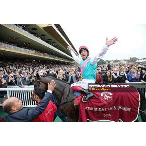 07.10.2018, Paris, FRA, FRANKREICH - Enable with Frankie Dettori up wins the Prix de l\'Arc de Triomphe at Paris Longchamp racecourse. 181007D802Longchamp.JPG [Copyright (c) Frank Sorge, Fotograf, Tel. 0049(0)3078705340, Mobil: 0049(0)178 788 5678, Fax: 0049(0)30 78705341, web: www.galoppfoto.de, e-mail: info@galoppfoto.de, Bankverbindung: BIC: BELADEBEXXX, IBAN: DE10 100500000620159286 - NO MODEL RELEASE - bei Verwendung des Fotos ausserhalb journalistischer Zwecke bitte Ruecksprache halten - Foto ist honorarpflichtig!]