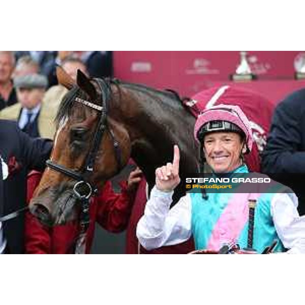 07.10.2018, Paris, FRA, FRANKREICH - Enable with Frankie Dettori up wins the Prix de l\'Arc de Triomphe at Paris Longchamp racecourse. 181007D802Longchamp.JPG [Copyright (c) Frank Sorge, Fotograf, Tel. 0049(0)3078705340, Mobil: 0049(0)178 788 5678, Fax: 0049(0)30 78705341, web: www.galoppfoto.de, e-mail: info@galoppfoto.de, Bankverbindung: BIC: BELADEBEXXX, IBAN: DE10 100500000620159286 - NO MODEL RELEASE - bei Verwendung des Fotos ausserhalb journalistischer Zwecke bitte Ruecksprache halten - Foto ist honorarpflichtig!]