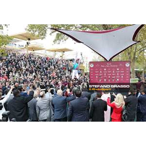 07.10.2018, Paris, FRA, FRANKREICH - Enable with Frankie Dettori up wins the Prix de l\'Arc de Triomphe at Paris Longchamp racecourse. 181007D802Longchamp.JPG [Copyright (c) Frank Sorge, Fotograf, Tel. 0049(0)3078705340, Mobil: 0049(0)178 788 5678, Fax: 0049(0)30 78705341, web: www.galoppfoto.de, e-mail: info@galoppfoto.de, Bankverbindung: BIC: BELADEBEXXX, IBAN: DE10 100500000620159286 - NO MODEL RELEASE - bei Verwendung des Fotos ausserhalb journalistischer Zwecke bitte Ruecksprache halten - Foto ist honorarpflichtig!]