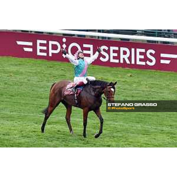 07.10.2018, Paris, FRA, FRANKREICH - Enable with Frankie Dettori up wins the Prix de l\'Arc de Triomphe at Paris Longchamp racecourse. 181007D802Longchamp.JPG [Copyright (c) Frank Sorge, Fotograf, Tel. 0049(0)3078705340, Mobil: 0049(0)178 788 5678, Fax: 0049(0)30 78705341, web: www.galoppfoto.de, e-mail: info@galoppfoto.de, Bankverbindung: BIC: BELADEBEXXX, IBAN: DE10 100500000620159286 - NO MODEL RELEASE - bei Verwendung des Fotos ausserhalb journalistischer Zwecke bitte Ruecksprache halten - Foto ist honorarpflichtig!]