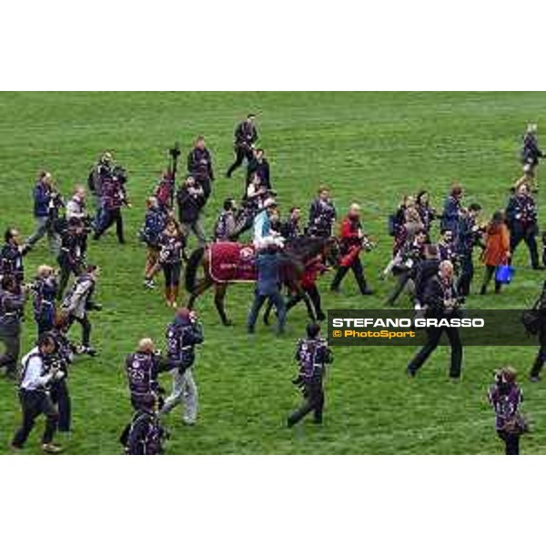 07.10.2018, Paris, FRA, FRANKREICH - Enable with Frankie Dettori up wins the Prix de l\'Arc de Triomphe at Paris Longchamp racecourse. 181007D802Longchamp.JPG [Copyright (c) Frank Sorge, Fotograf, Tel. 0049(0)3078705340, Mobil: 0049(0)178 788 5678, Fax: 0049(0)30 78705341, web: www.galoppfoto.de, e-mail: info@galoppfoto.de, Bankverbindung: BIC: BELADEBEXXX, IBAN: DE10 100500000620159286 - NO MODEL RELEASE - bei Verwendung des Fotos ausserhalb journalistischer Zwecke bitte Ruecksprache halten - Foto ist honorarpflichtig!]