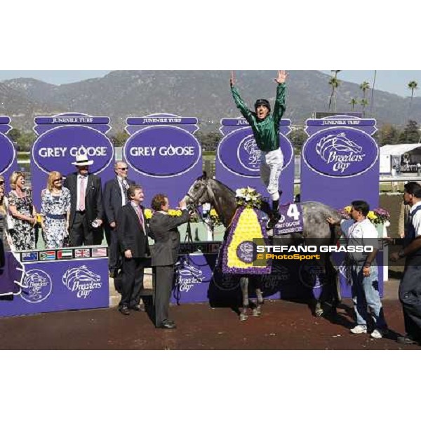 Frankie Dettori jumps from Donativum after winning the Breeders\' Cup Juvenile Turf at Santa Anita Los Angeles- Santa Anita, 25th oct. 2008 ph. Stefano Grasso