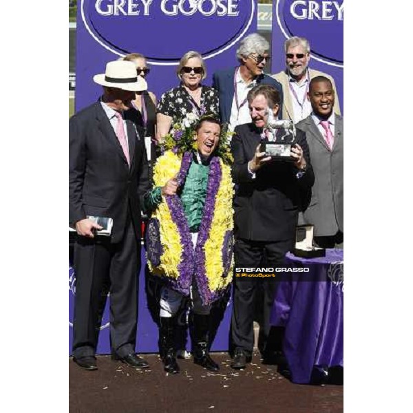 Frankie Dettori stands the trophy with John Ferguson and John Gosden after winning the Breeders\' Cup Juvenile Turf at Santa Anita Los Angeles- Santa Anita, 25th oct. 2008 ph. Stefano Grasso