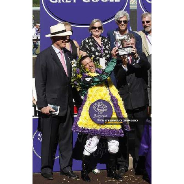 Frankie Dettori stands the trophy with John Ferguson and John Gosden after winning the Breeders\' Cup Juvenile Turf at Santa Anita Los Angeles- Santa Anita, 25th oct. 2008 ph. Stefano Grasso