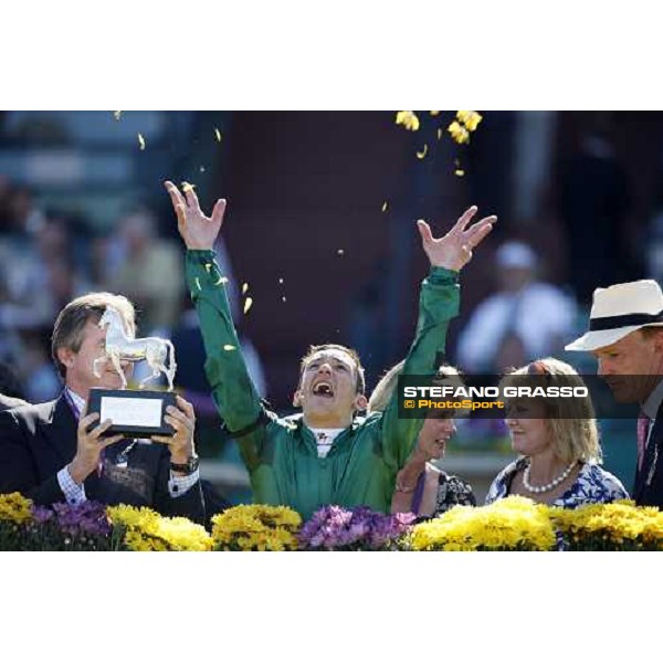 Frankie Dettori celebrates after winning the Breeders\' Cup Juvenile Turf at Santa Anita - close to him John Ferguson and John Gosden Los Angeles- Santa Anita, 25th oct. 2008 ph. Stefano Grasso