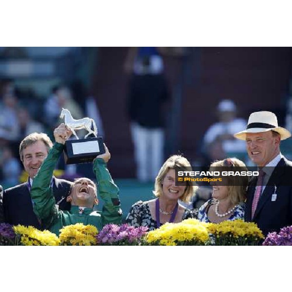 Frankie Dettori stands the trophy after winning the Breeders\' Cup Juvenile Turf at Santa Anita - John Gosden and John Ferguson stand with him Los Angeles- Santa Anita, 25th oct. 2008 ph. Stefano Grasso