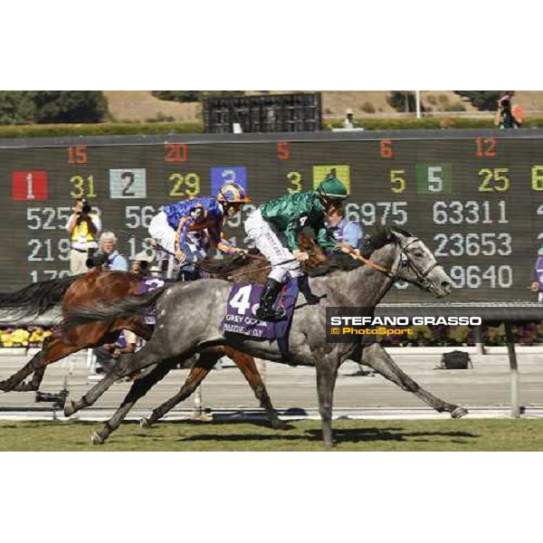 Frankie Dettori on Donativum wins the Breeders\' Cup Juvenile Turf at Santa Anita beating Johnny Murtagh on Westphalia Los Angeles- Santa Anita, 25th oct. 2008 ph. Stefano Grasso
