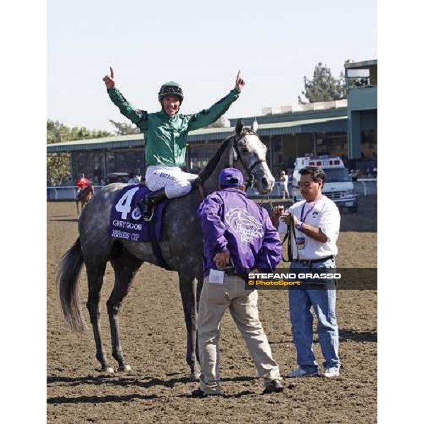 Frankie Dettori celebrates on Donativum after winning the Breeders\' Cup Juvenile Turf at Santa Anita Los Angeles- Santa Anita, 25th oct. 2008 ph. Stefano Grasso