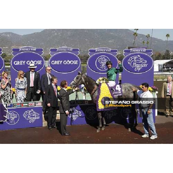 Frankie Dettori celebrates on Donativum after winning the Breeders\' Cup Juvenile Turf at Santa Anita Los Angeles- Santa Anita, 25th oct. 2008 ph. Stefano Grasso