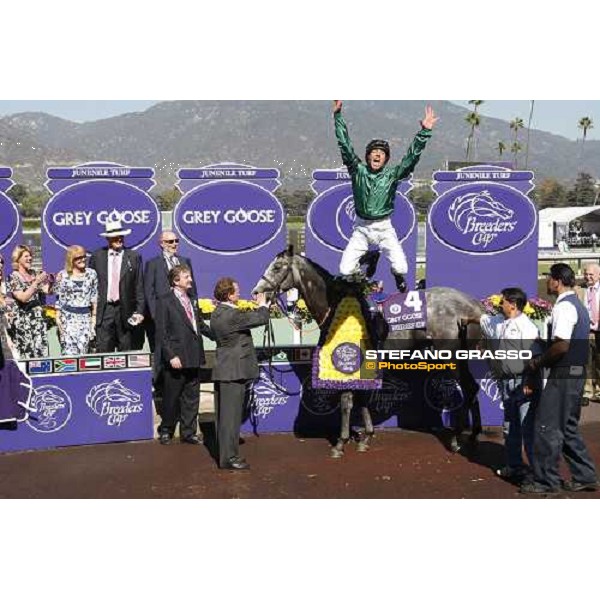 Frankie Dettori jumps from Donativum after winning the Breeders\' Cup Juvenile Turf at Santa Anita Los Angeles- Santa Anita, 25th oct. 2008 ph. Stefano Grasso