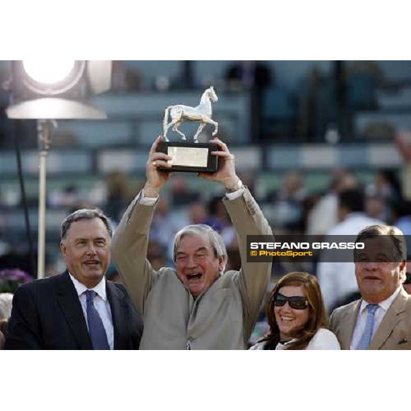 Conduit\'s owner stands the trophy after winning the Breeders\' Cup Turf at Santa Anita- close to him Sir Michale Stoute Los Angeles- Santa Anita, 25th oct. 2008 ph. Stefano Grasso