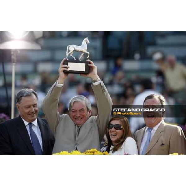 Conduit\'s owner stands the trophy after winning the Breeders\' Cup Turf at Santa Anita- close to him Sir Michale Stoute Los Angeles- Santa Anita, 25th oct. 2008 ph. Stefano Grasso