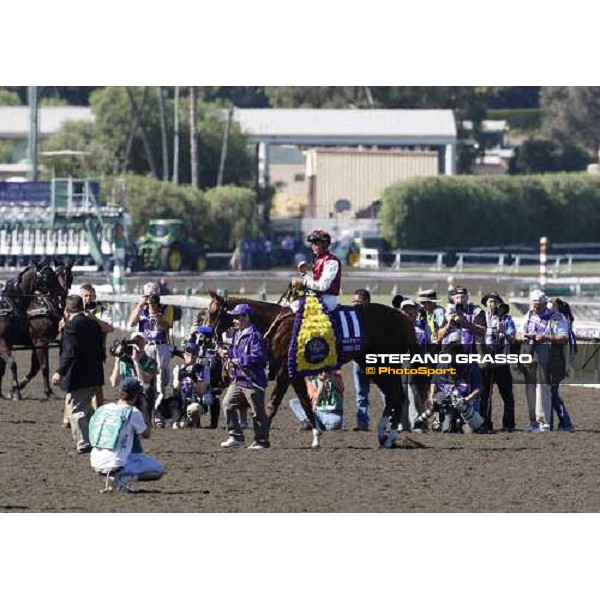 Garrett Gomez celebrates on Midshipman after winning the Breeders\' Cup Juvenile at Santa Anita Los Angeles- Santa Anita, 25th oct. 2008 ph. Stefano Grasso