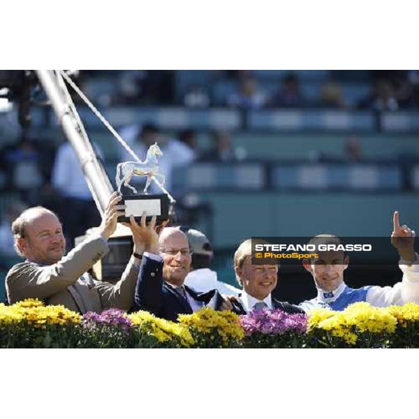 the brothers Wertheimer stand the trophy after winning with Goldikova the Breeders\' Cup Mile at Santa Anita - close to them Olivier Peslier and Freddy Head Los Angeles- Santa Anita, 25th oct. 2008 ph. Stefano Grasso