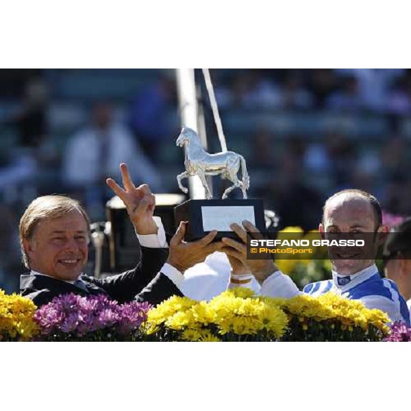 Olivier Peslier and Freddy Head stand the trophy after winning with Goldikova the Breeders\' Cup Mile at Santa Anita Los Angeles- Santa Anita, 25th oct. 2008 ph. Stefano Grasso