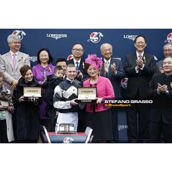 LHKIR 2018 - The Longines Hong Kong Vase - Prize giving ceremony - Karen Au Yeung, Zac Purton - Hong Kong, Sha Tin Racecourse - 9 December 2018 - ph.Stefano Grasso/Longines