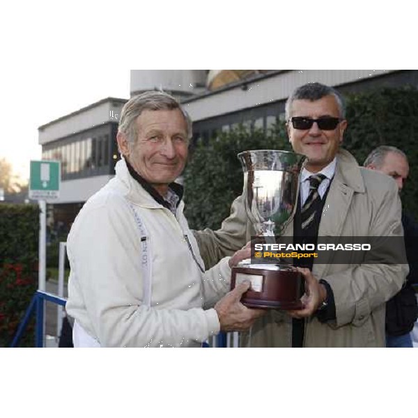 Jean Pierre Dubois receives the cup from Francesco Ruffo della Scaletta Milan, 16th nov. 2008 ph. Stefano Grasso
