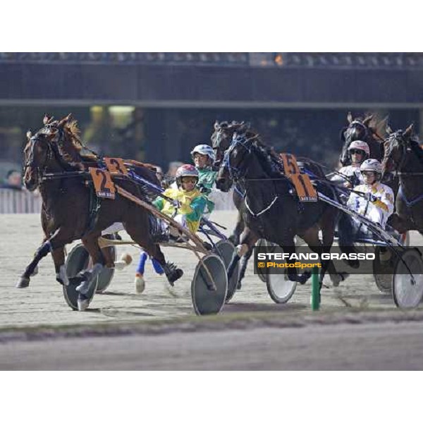 Pippo Gubellini with Mind Wise As leads on Melania Sf, Miccia Riz and Modena after the start of the Gran Criterium Filly Milan, 16th nov. 2008 ph. Stefano Grasso
