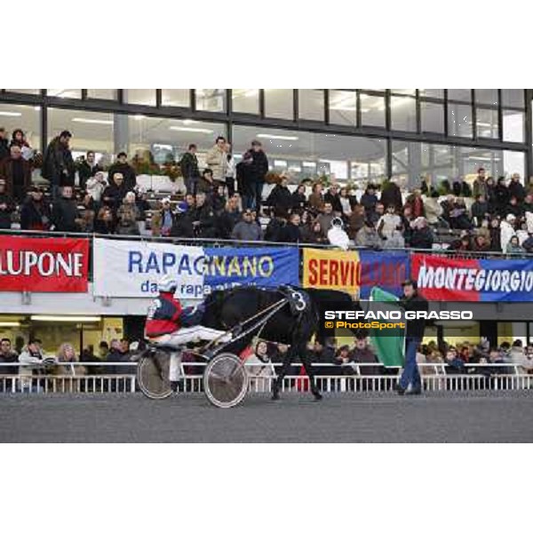 Jorma Kontio with Opal Viking comes back to winning ceremony after winning the 2nd heat of the Palio dei Comuni Montegiorgio (AP), 23rd nov. 2008 ph. Stefano Grasso