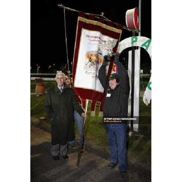 Opal Viking\'s trainer Nils Enqvist stands the trophy after winning the 20¡ Palio dei Comuni - close to him the major of Montegiorgio Armando Benedetti Montegiorgio (AP), 23rd nov. 2008 ph. Stefano Grasso