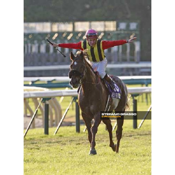 Mirco Demuro comes back in triumph on Screen Hero after winning the Japan Cup at Fuchu racecourse Tokyo, 30th nov. 2008 ph. Stefano Grasso