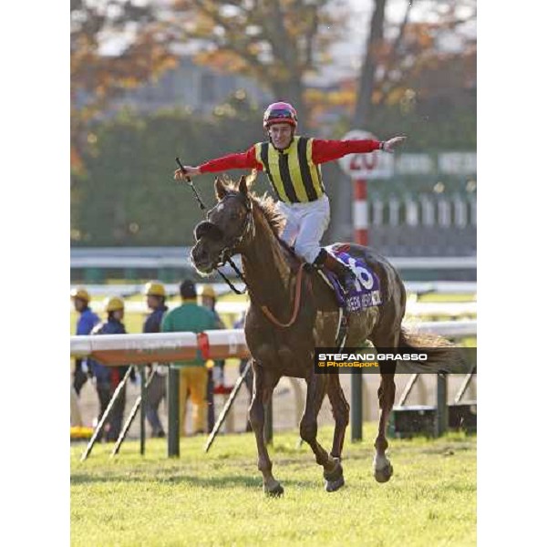 Mirco Demuro comes back in triumph on Screen Hero after winning the Japan Cup at Fuchu racecourse Tokyo, 30th nov. 2008 ph. Stefano Grasso