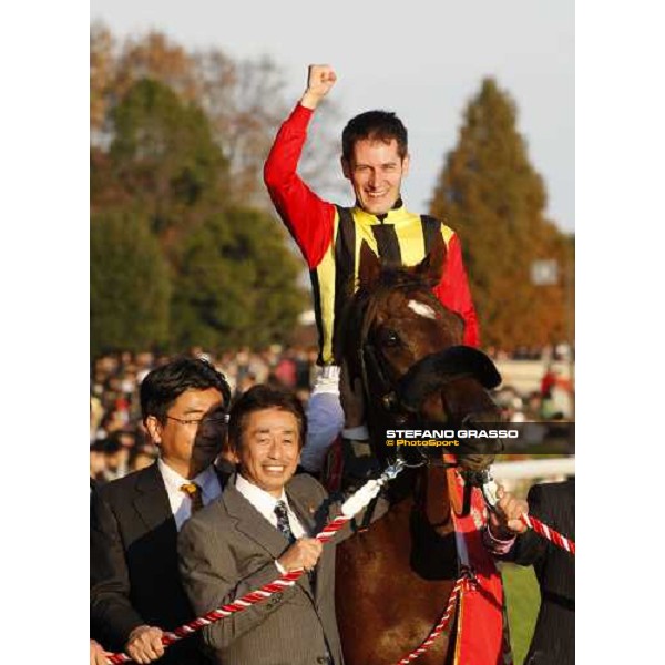 Mirco Demuro triumphs on Screen Hero during the giving prize of the Japan Cup at Fuchu racecourse - close to him the trainer Mr. Yuichi Shikato Tokyo, 30th nov. 2008 ph. Stefano Grasso