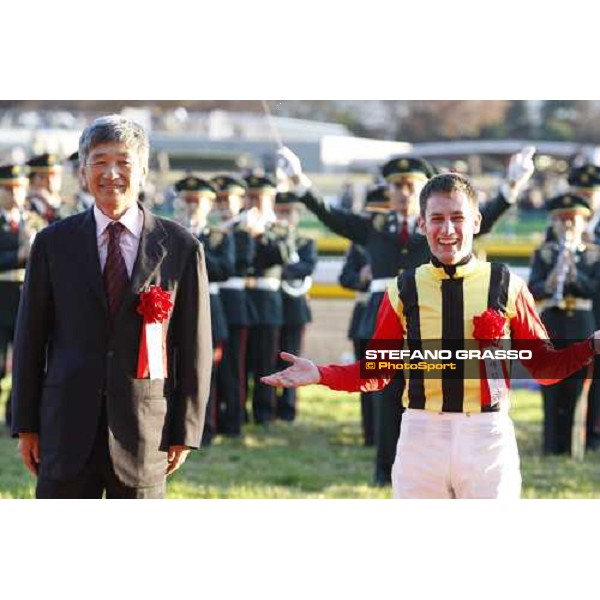 unbeliavable ! seems to say Mirco Demuro after winning the Japan Cup at Fuchu racecourse. close to him Mr. Teruya Yoshida Tokyo, 30th nov. 2008 ph. Stefano Grasso