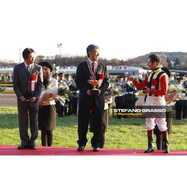 Mirco Demuro jokes with Teruya Yoshida with trainer Yuichi Shikato looking them after winning the Japan Cup at Fuchu racecourse. Tokyo, 30th nov. 2008 ph. Stefano Grasso