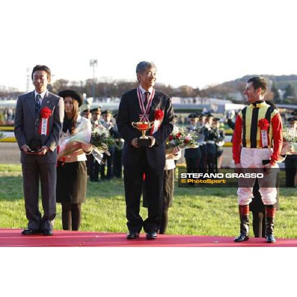 Yuichi Shikato, trainer, Teruya Yoshida, owner and Mirco Demuro pose in front of more than 100.000 racegoers after winning the Japan Cup at Fuchu racecourse. Tokyo, 30th nov. 2008 ph. Stefano Grasso