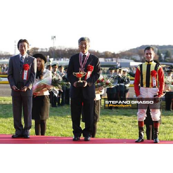 Yuichi Shikato, trainer, Teruya Yoshida, owner and Mirco Demuro pose in front of more than 100.000 racegoers after winning the Japan Cup at Fuchu racecourse. Tokyo, 30th nov. 2008 ph. Stefano Grasso