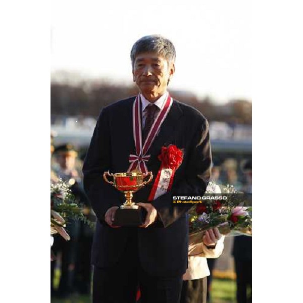 Mr. Teruya Yoshida, owner of Screen Hero poses in front of more than 100.000 racegoers after winning the Japan Cup at Fuchu racecourse. Tokyo, 30th nov. 2008 ph. Stefano Grasso