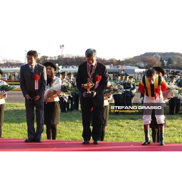 Yuichi Shikato, trainer, Teruya Yoshida, owner and Mirco Demuro pose in front of more than 100.000 racegoers after winning the Japan Cup at Fuchu racecourse. Tokyo, 30th nov. 2008 ph. Stefano Grasso