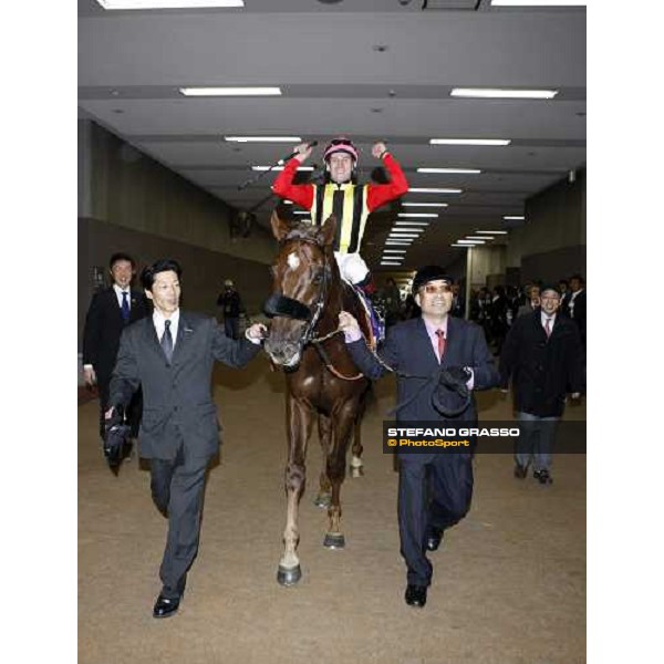 an happy Mirco Demuro with Screen Hero comes back in triumph after winning the Japan Cup at Fuchu racecourse. Tokyo, 30th nov. 2008 ph. Stefano Grasso