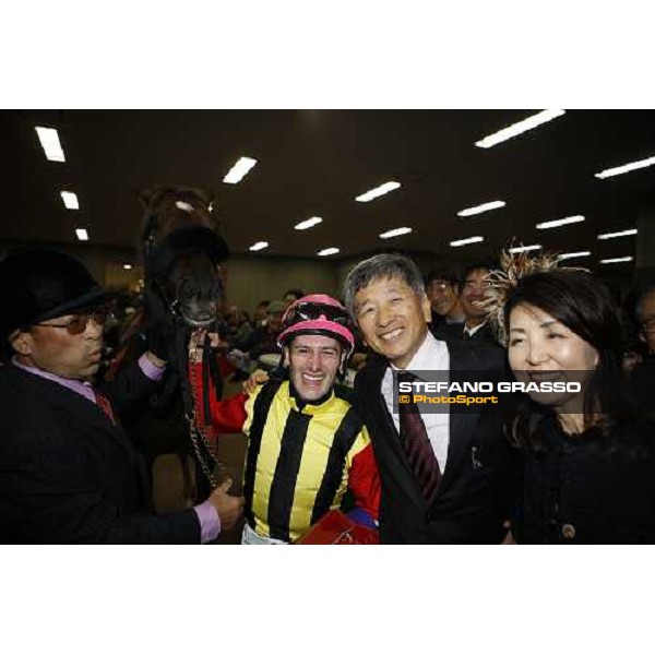 an happy Mirco Demuro with Screen Hero after winning the Japan Cup at Fuchu racecourse. Close to him the owner Mr. and Mrs. Yoshida Tokyo, 30th nov. 2008 ph. Stefano Grasso