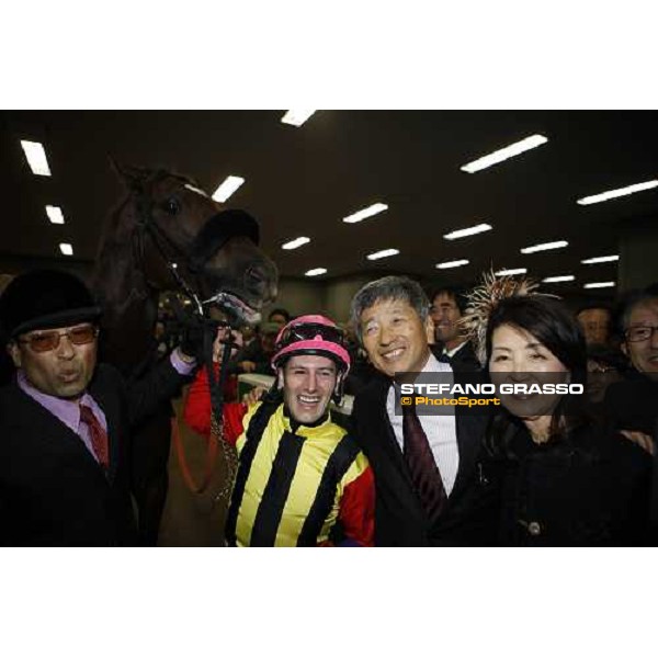 an happy Mirco Demuro with Screen Hero after winning the Japan Cup at Fuchu racecourse. Close to him the owner Mr. and Mrs. Yoshida Tokyo, 30th nov. 2008 ph. Stefano Grasso
