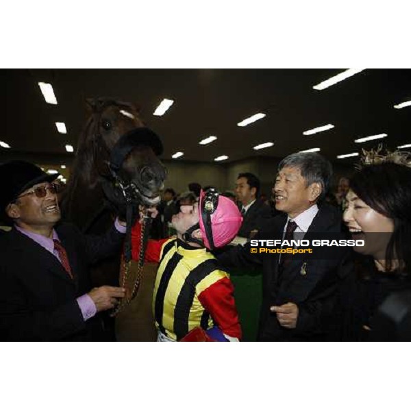 an happy Mirco Demuro kisses Screen Hero after winning the Japan Cup at Fuchu racecourse. Close to him the owner Mr. and Mrs. Yoshida Tokyo, 30th nov. 2008 ph. Stefano Grasso