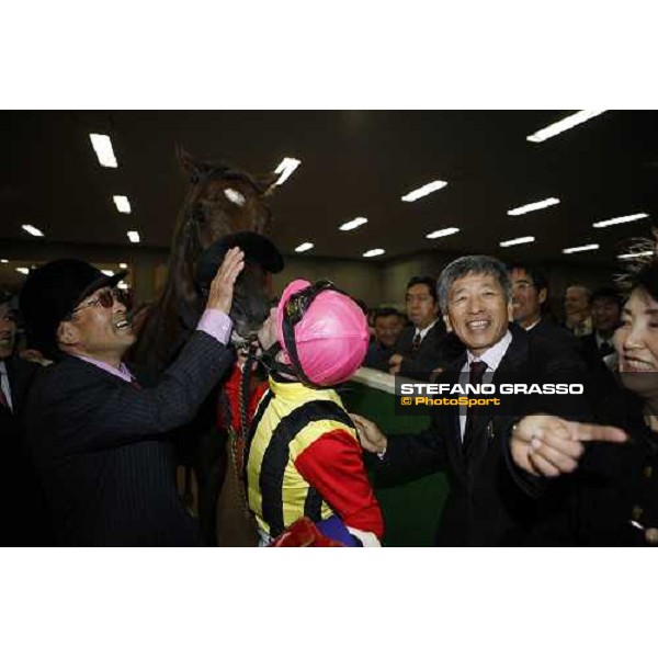 an happy Mirco Demuro kisses Screen Hero after winning the Japan Cup at Fuchu racecourse. Close to him the owner Mr. and Mrs. Yoshida Tokyo, 30th nov. 2008 ph. Stefano Grasso