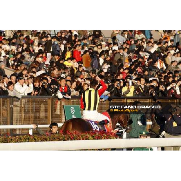 Mirco Demuro on Screen Hero enters the track for the prize ceremony after winning the Japan Cup at Fuchu racecourse. Tokyo, 30th nov. 2008 ph. Stefano Grasso