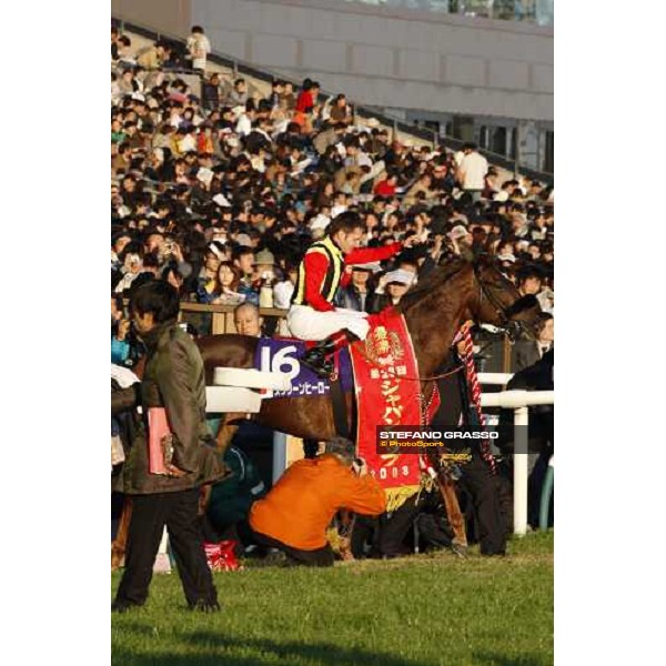 Mirco Demuro on Screen Hero enters the track for the prize ceremony after winning the Japan Cup at Fuchu racecourse. Tokyo, 30th nov. 2008 ph. Stefano Grasso