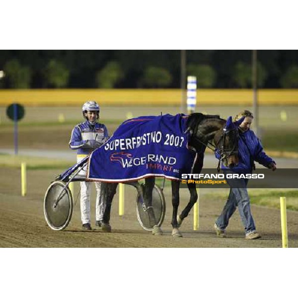 Jorma Kontio with Mania comes back to the giving prize after winning the Gran Premio Allevatori Rome, 8th december 2008 ph. Stefano Grasso