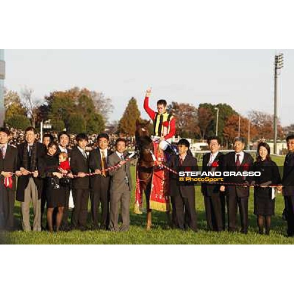 Mirco Demuro triumphs on Screen Hero during the giving prize of the Japan Cup at Fuchu racecourse - close to him the trainer Mr. Yuichi Shikato and owner Teruya Yoshida Tokyo, 30th nov. 2008 ph. Stefano Grasso
