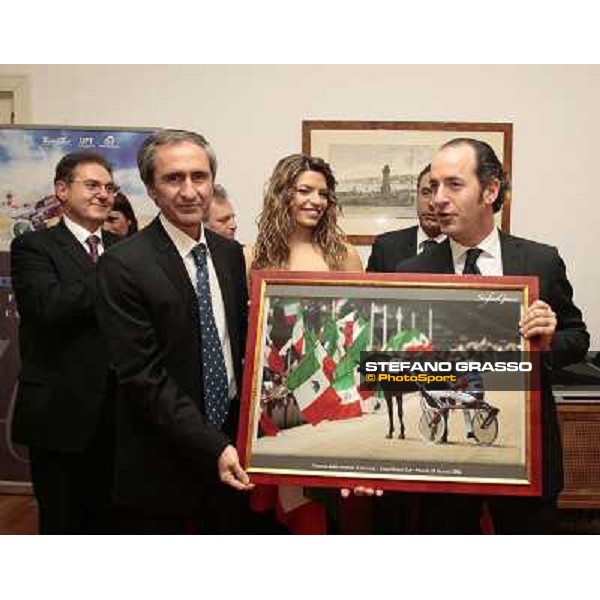 on. Luca Zaia, Minister for Agricultural, Food and Forestry Policies(at right) receives from Enzo Giordano, the most famous picture of Varenne by Stefano Grasso, The \'Trotting horse of the year\' Napoli, 19th jan. 2009 ph. Newphotosud
