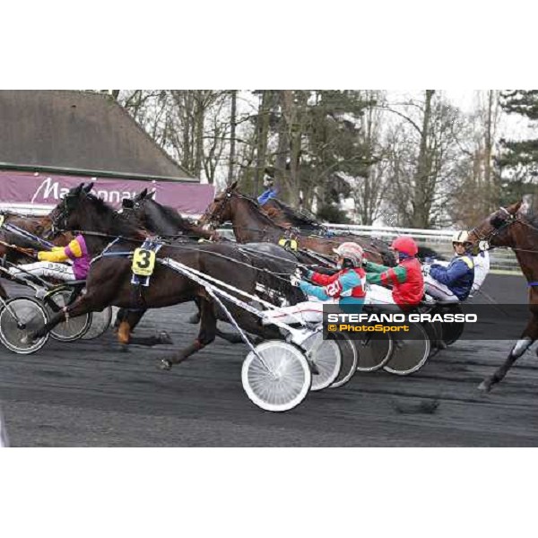 on the first bend of the Prix d\' Amerique 2009, Pippo Gubellini with Ghibellino and Roberto Andreghetti with Giuseppe Bi Paris-Vincennes, 25th january 2009 ph. Stefano Grasso
