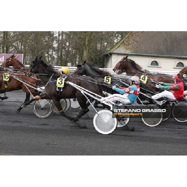 on the first bend of the Prix d\' Amerique 2009, Pippo Gubellini with Ghibellino and Roberto Andreghetti with Giuseppe Bi Paris-Vincennes, 25th january 2009 ph. Stefano Grasso