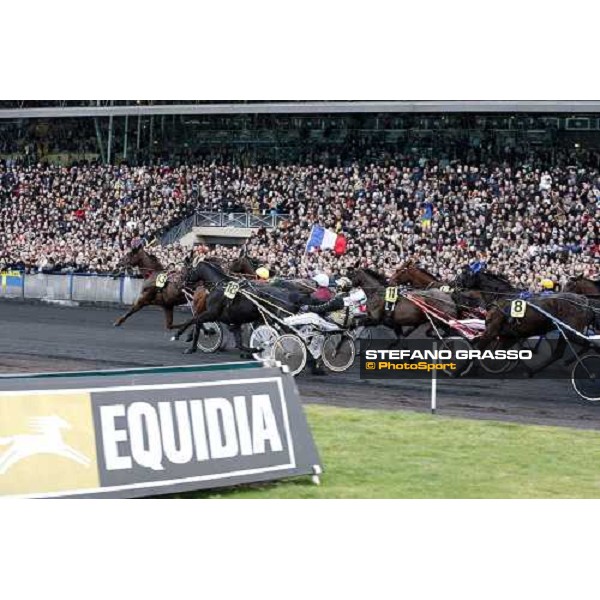 the horses of the Prix d\' Amerique 2009 at the first turn Paris-Vincennes, 25th january 2009 ph. Stefano Grasso