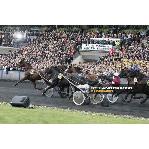 at the first turn of the Prix d\' Amerique 2009, Oiseau de Feux leads followed by the winner Meaulnes du Corta, Opal Viking and Expolit Caf Paris-Vincennes, 25th january 2009 ph. Stefano Grasso